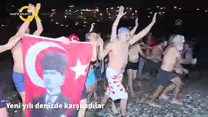 Antalya'da bir grup vatandaş yeni yıla denize girerek "merhaba" dedi