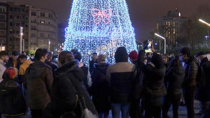 Yılbaşına saatler kala Taksim'de hareketlilik! İstiklal Caddesi'ne akın var
