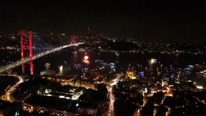15 Temmuz Şehitler Köprüsü'nde yılbaşı coşkusu böyle görüntülendi