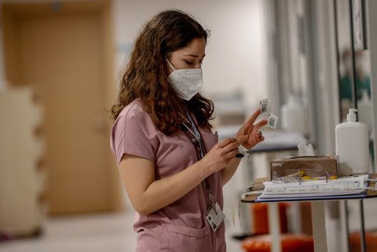 Akdeniz Üniversitesi Hastanesi çalışanları 2022'ye de nöbette girdi