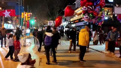 Vatandaşlar yılbaşını meydanlarda kutladı