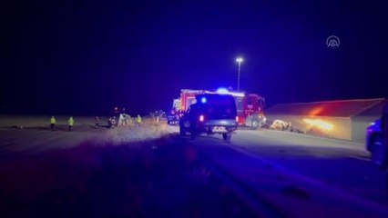 İki otomobilin çarpıştığı kazada 6 kişi öldü