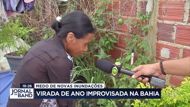 O último dia do ano foi de muito trabalho nas regiões atingidas pelas chuvas no Sul da Bahia. Moradores temem novas inundações na noite de ano novo.