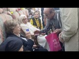 مواطن يهدي جيهان السادات ميدالية علم مصر أمام النصب التذكاري