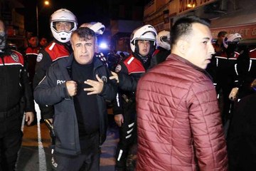 Adana'da kavgaya müdahale eden polis göğsünden bıçaklandı