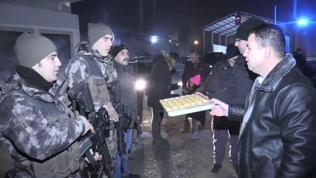 Güvenlik güçleri, yeni yıla dondurucu soğukta elleri tetikte girdi