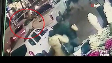 Otomobilin çarptığı yaya metrelerce havalandı