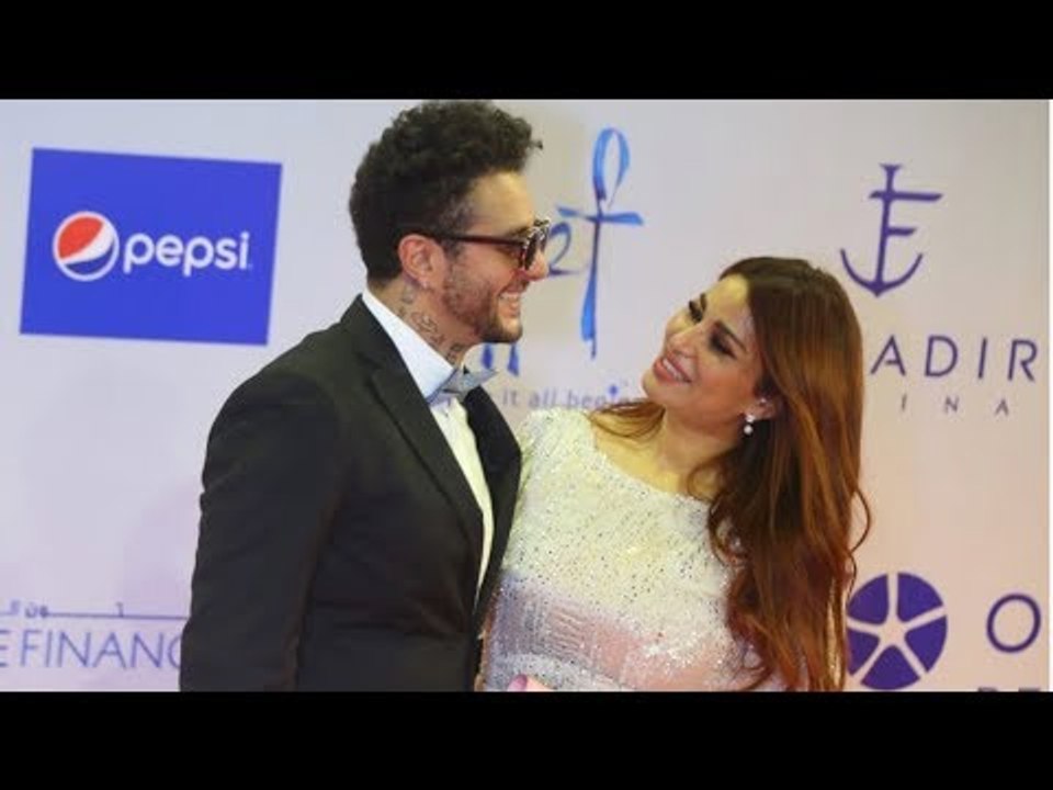بـ قبلات ساخنة.. أحمد الفيشاوي وزوجته يخطفان ا...