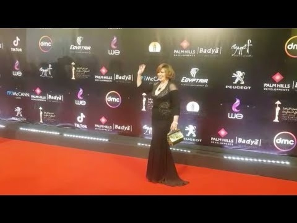 قبلة سيد رجب وباي باي إلهام شاهين يشعلان ريد كاربت القاهرة السينمائي
