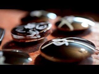 تامر حسني يصنع عدسات النظارات يدويا منذ 25 عاما