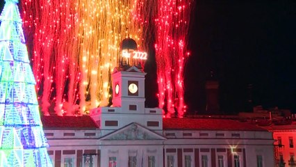 Látványos tűzijátékokkal köszöntötték 2022-t