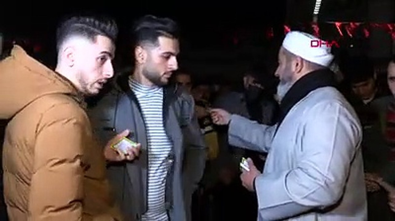 "Tebliğciler", Taksim'de yılbaşını kutlayan vatandaşlara bildiri dağıttı