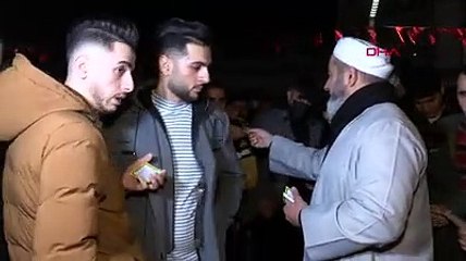 "Tebliğciler", Taksim'de yılbaşını kutlayan vatandaşlara bildiri dağıttı