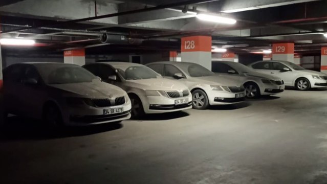 Oto galeri sitesinin otoparkında stoklanmış onlarca araç görüntülendi