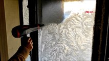 İşyerinin buz tutan camlarını saç kurutma makinesiyle ısıttı