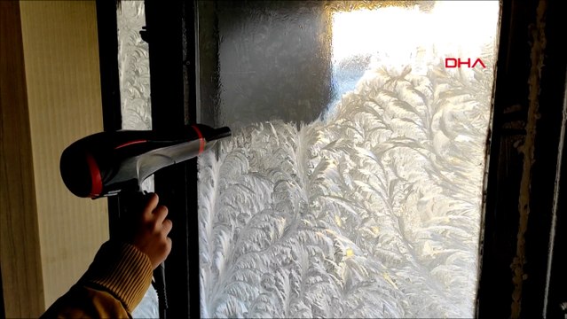 İşyerinin buz tutan camlarını saç kurutma makinesiyle ısıttı