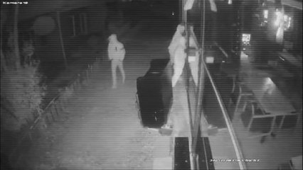 BÜYÜKÇEKMECE'DE RESTORANDAN 60 BİN LİRALIK HIRSIZLIK; O ANLAR KAMERADA