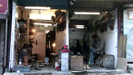 Cobbler makes old fashioned leather boots in India