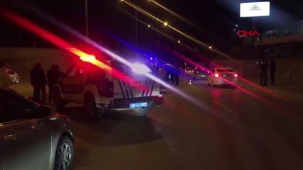 MOTOSİKLETİYLE KAMYONA ÇARPAN SÜRÜCÜ YAŞAMINI YİTİRDİ, DÜŞÜRDÜĞÜ BABASI YARALANDI