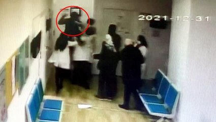 Aşı olmak için beklemesi söylenince gözü döndü! Doktora saldırı kamerada