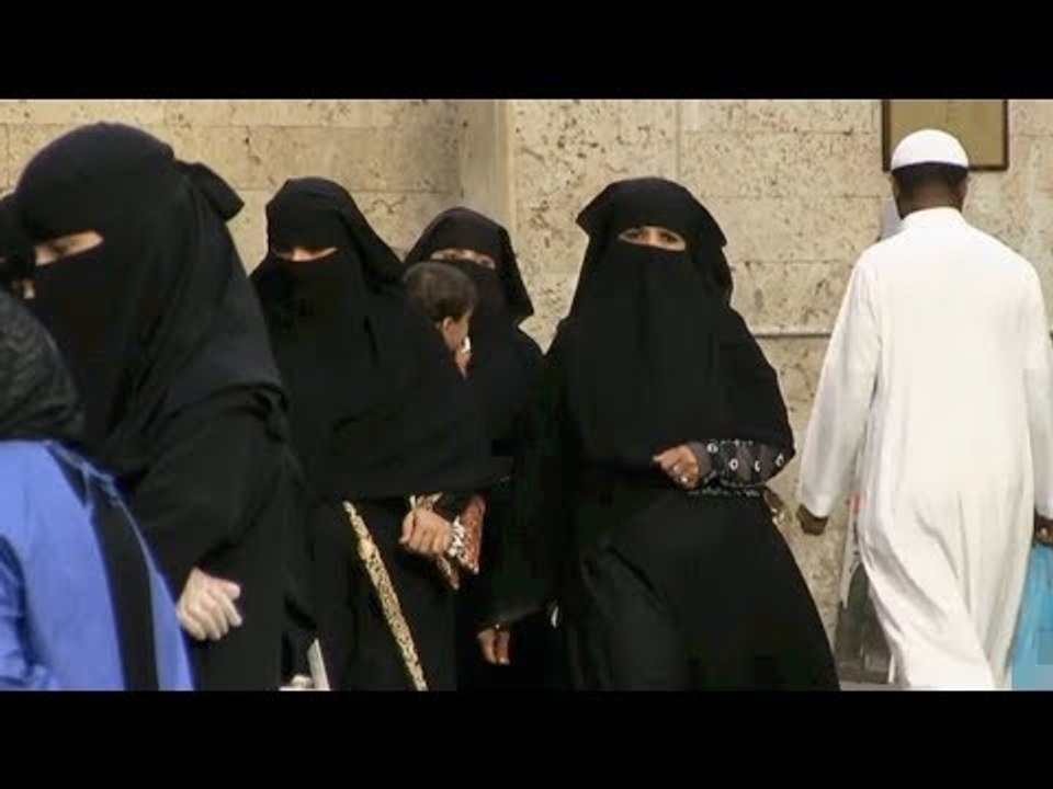 السعودية تسمح للمرأة من سن 21 عاما بالسفر دون موافقة ولي أمرها
