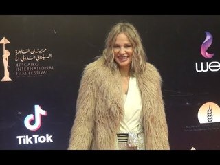 شيرين رضا ترفض خلع الجاكيت على الريد كاربت