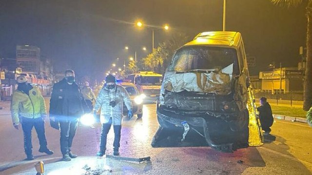 Minibüs refüjdeki korkuluk ile ağaca çarptı: 2 ölü, 3 yaralı