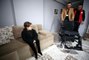 Bedensel engelli küçük kız akülü tekerlekli sandalye ve tablet hayaline kavuştu