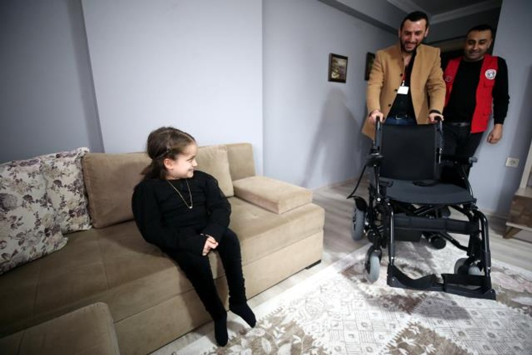 Bedensel engelli küçük kız akülü tekerlekli sandalye ve tablet hayaline kavuştu