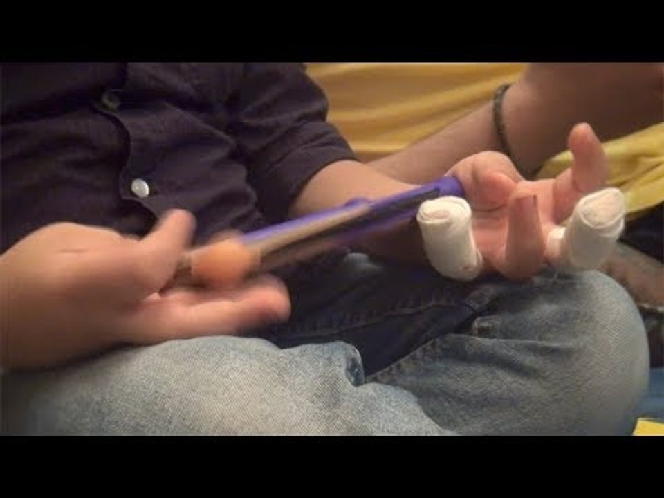 قفلت الباب على إيده.. استهتار معلمة  قطع أصابع سيد