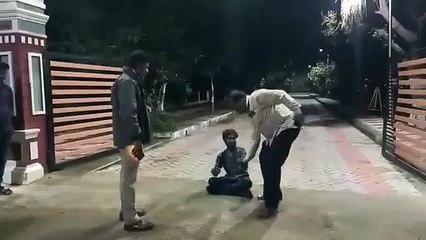 கன்னத்தில் "பளார்னு" அறை விட்ட இன்ஸ்பெக்டர்! தர்ணா செய்த மாணவரை அடித்து தாக்கி.. வெளியான பரபர வீடியோ