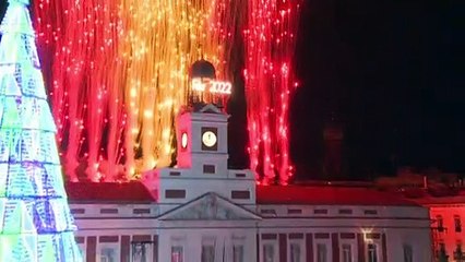 Tra piazze vuote e grandi folle, un capodanno verso la normalità