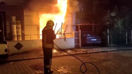 Son dakika haber! Apartmanda çıkan yangında dumandan etkilenen 15 kişiyi itfaiye kurtardı