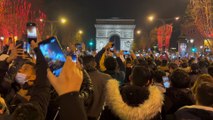 Nouvel-An sur les Champs-Elysées : ces milliers de personnes qui ont attendu le décompte... en vain