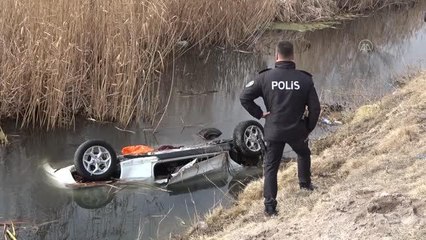 Sulama kanalına devrilen otomobilin sürücüsü öldü