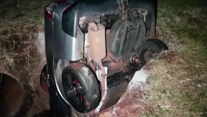Carro cai em buraco no Trevo da Jorge Lacerda