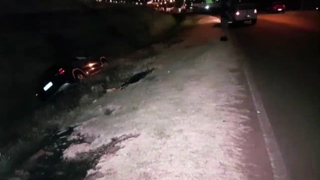 Condutor de Mercedes perde controle da direção e sai da pista na PRc-467