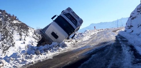 Siirt'te virajı alamayan odun yüklü kamyon devrildi