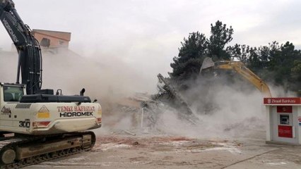 Sosyal medyada viral olacak görüntü! Bina yıkılırken onlar para çekmeye devam etti