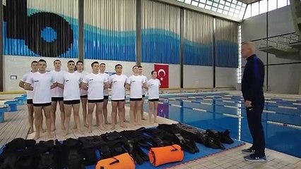 Bakan Hulusi Akar ayar vermişti... Yüzerek adaya çıktılar