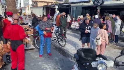 Fethiye'de bir grup yerleşik yabancı kostümlerle denize girdi