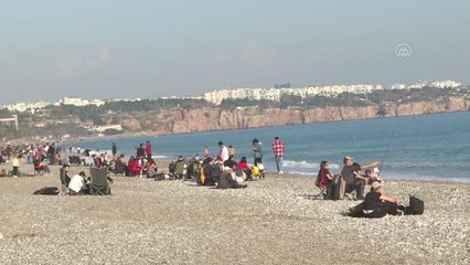 Antalya sahillerinde yeni yılın ilk gününde yoğunluk yaşandı