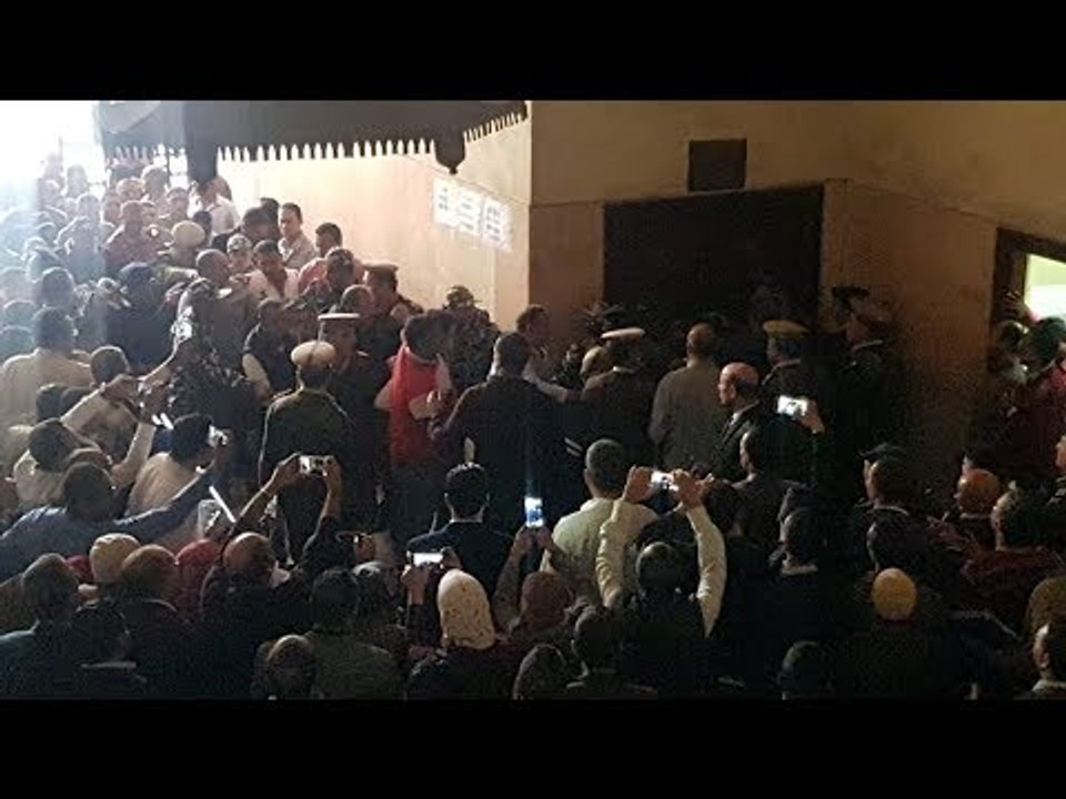 بالبدلة البيضاء.. لحظة وصول راجح المتهم بقتل محمود البنا شهيد الشهامة إلى المحكمة