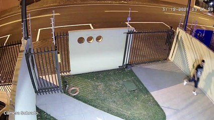 Imagens flagram dupla furtando objetos de residência durante a noite