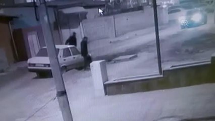 Son dakika haber: Çaldıkları araçla kaza yapanların hırsızlık anları kameraya yansıdı