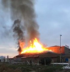 Descargar video: Aksaray'da, akaryakıt istasyonunun olduğu dinlenme tesisinde yangın