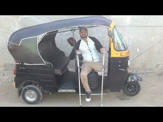 الشغل مش عيب..  كريم سائق توك توك بقدم واحدة : هكمل دراستي
