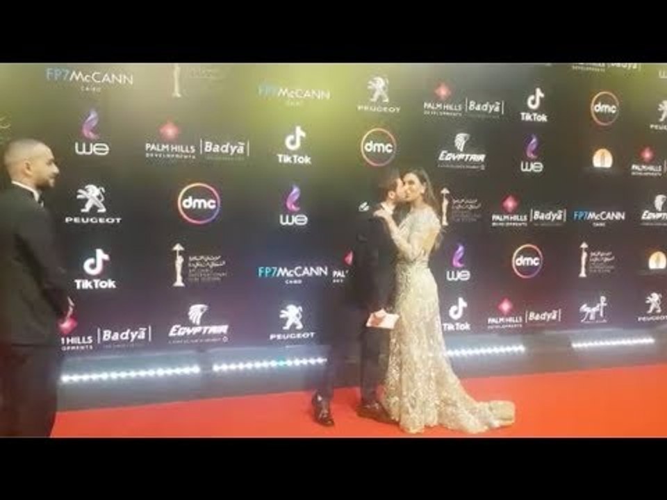حسام الجندي يقبّل زوجته على الريد كاربت في ختام القاهرة السينمائي