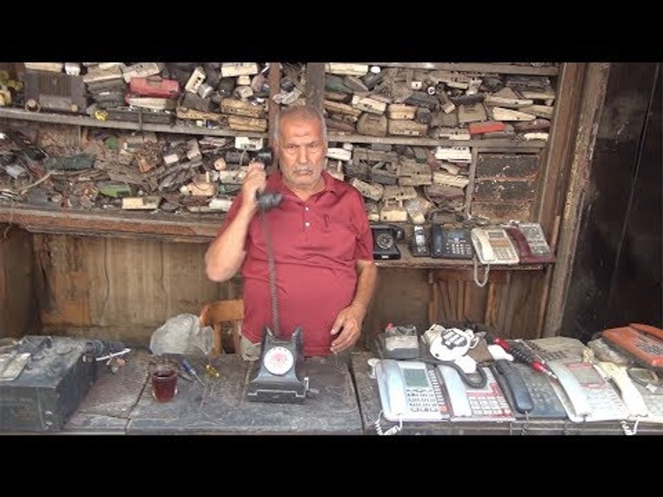 حسن التركي ما يزال يبيع ويصلح  التليفون الأرضي: الموبايل مليش فيه