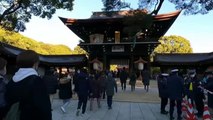 Miles de personas visitan el Santuario Meiji en Tokio para dar la bienvenida al 2022